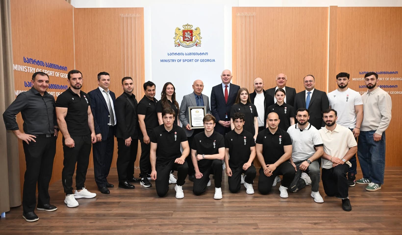 შალვა გოგოლაძემ სპორტსმენებს კონტაქტურ კარატეში ევროპის ჩემპიონატზე მიღწეული წარმატება მიულოცა