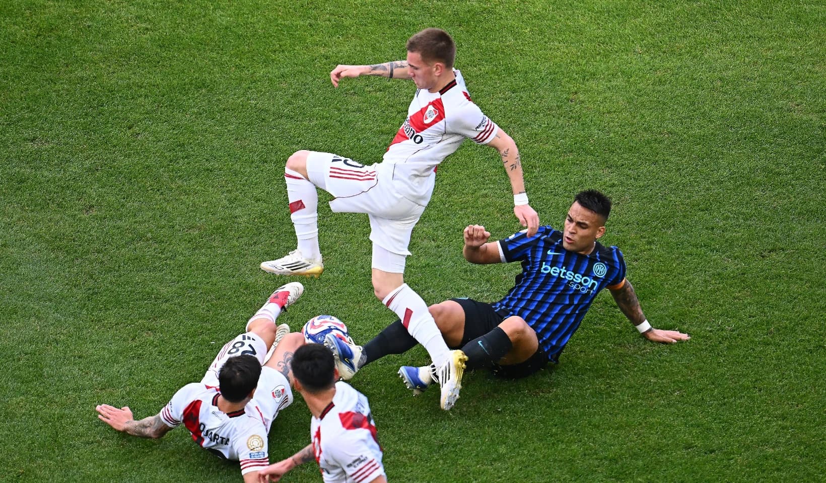 ორი გატანილი გოლი, 7 ყვითელი და 2 წითელი ბარათი — ინტერმა რივერი დაამარცხა